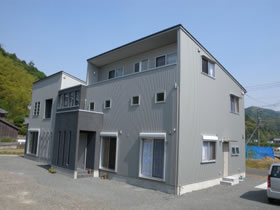 株式会社あいホーム:広い庭に立つシンプルモダンの外観