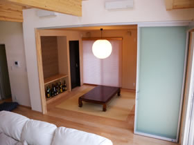 株式会社あいホーム：リビング続きの畳空間はまるで我が家が居酒屋のよう