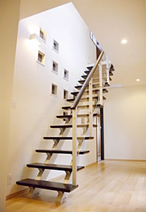 株式会社あいホーム:オープン階段がリズミカルな印象を演出