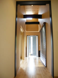 株式会社あいホーム：天井の梁は暖かな古民家調