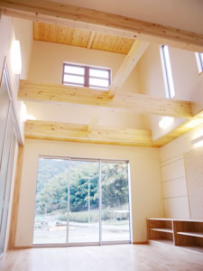 株式会社あいホーム:吹き抜けと広い窓で開放感いっぱい。
ナチュラルウッドの空間に自然の風が感じ
られます。