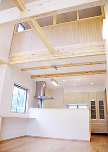 株式会社あいホーム：2階から梁ごしにリビングをうかがえます。 
リビング横には対面式の幅広いキッチン