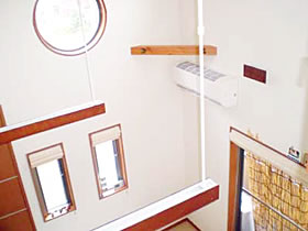 株式会社あいホーム:2階リビングは吹き抜けで天井を高く開放感溢れる空間に