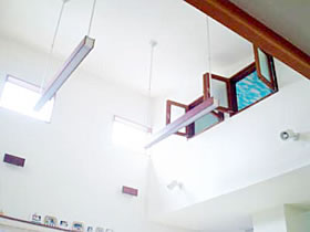 株式会社あいホーム：リビングから３階部分のロフトを見上げて