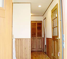 株式会社あいホーム：輸入建具と無垢のフローリングでナチュラル