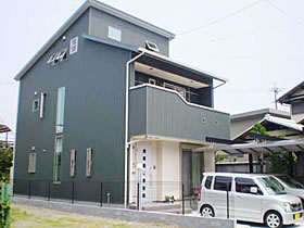 株式会社あいホーム:施主様のセンスを感じるモスグリーンのガルバ外壁