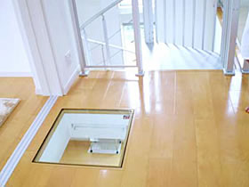 株式会社あいホーム：下の様子が見える透明床