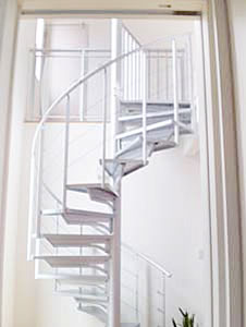 株式会社あいホーム:アルミらせん階段が象徴的