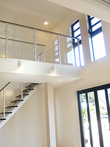 株式会社あいホーム:日差しがいっぱい差し込む吹き抜けリビング