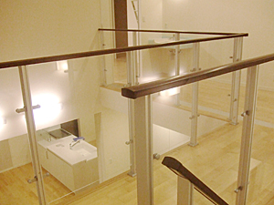 株式会社あいホーム：まるで宙を浮いて歩いているかのような二階廊下スペース