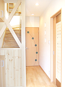 株式会社あいホーム:ナチュラルな優しい空間を演出する玄関ホール
デザイン建具とガラスブロックが象徴的