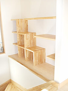 株式会社あいホーム：階段スペースに家族の写真を沢山飾れる
癒しの空間