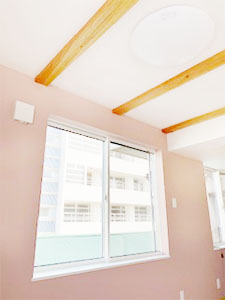 2階居室　ピンクの壁