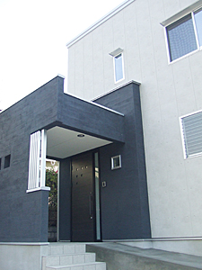 株式会社あいホーム:スロープ付の広い玄関ポーチ