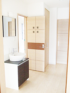 株式会社あいホーム:2階ホールにもうけた手洗いスペース