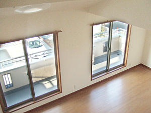 株式会社あいホーム:ロフトから見下ろす広い居室