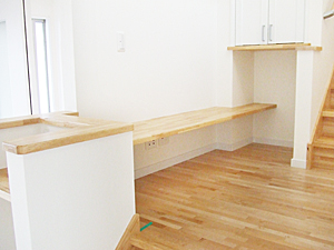 株式会社あいホーム:階段おどり場にもうけたPCスペース