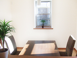 株式会社あいホーム:朝日が差し込むダイニング