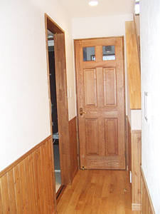 株式会社あいホーム:無垢の建具と腰壁