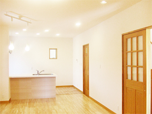 株式会社あいホーム:すっきりシンプルな対面キッチン