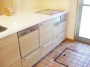 株式会社あいホーム:キッチン床はタイル調に仕上げて南欧風に