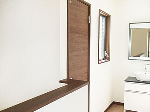 株式会社あいホーム:葵区 K様邸 採光が確保された二階廊下の洗面台