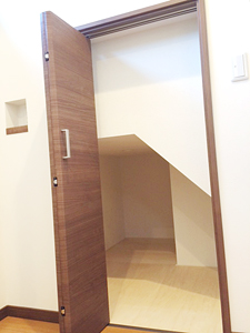 株式会社あいホーム:静岡市葵区・I様邸 キッチン横の階段下収納