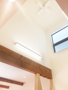 株式会社あいホーム：栗原建売住宅：吹き抜け　おしゃれなデザイン、梁