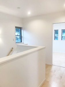 株式会社あいホーム：静岡市葵区新築住宅　2階　階段、廊下